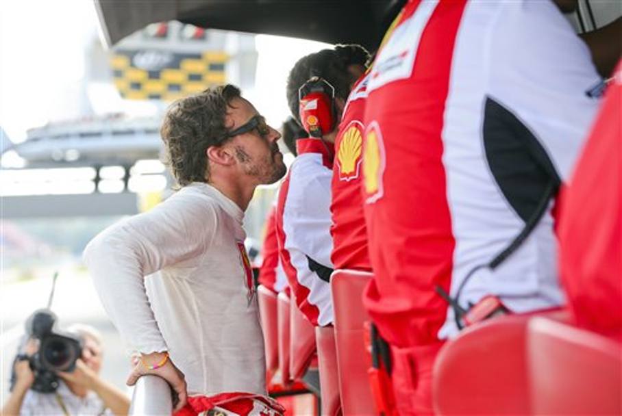 ... dopo che Alonso  costretto a seguire la gara dagli schermi per il ritiro al 28 giro dovuto a un problema al motore elettrico. Anche il presidente Montezemolo  costretto a lasciare. Sergio Marchionne subentra al timone della Ferrari. (Ap)
